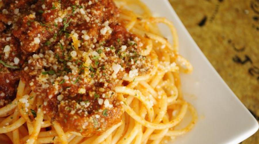 Паста для спагетти рецепт в домашних условиях. Рецепты вкусной итальянской пасты Феттучини с соусом песто и куриной грудкой. Нужно ли лить в
кастрюлю с водой оливковое масло