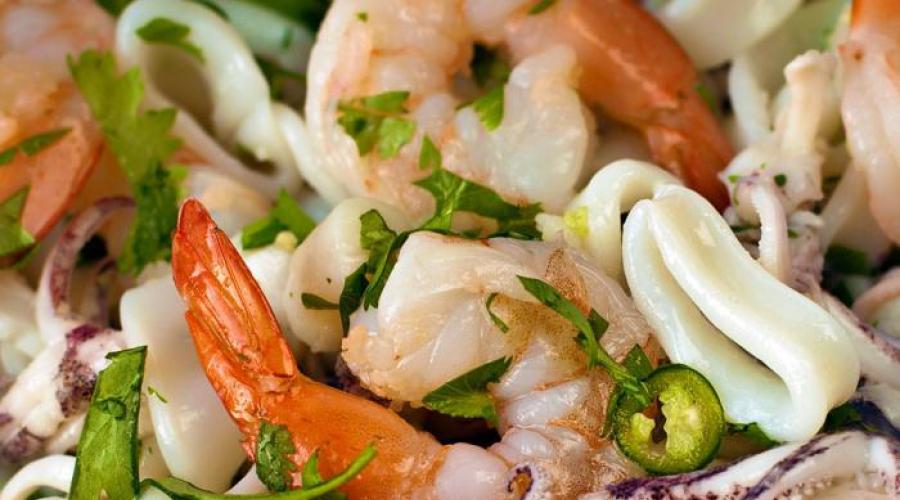تعرف على طريقة تحضير أطباق المأكولات البحرية اللذيذة.  وصفات المأكولات البحرية.  كيفية تتبيل كوكتيل المأكولات البحرية المجمدة